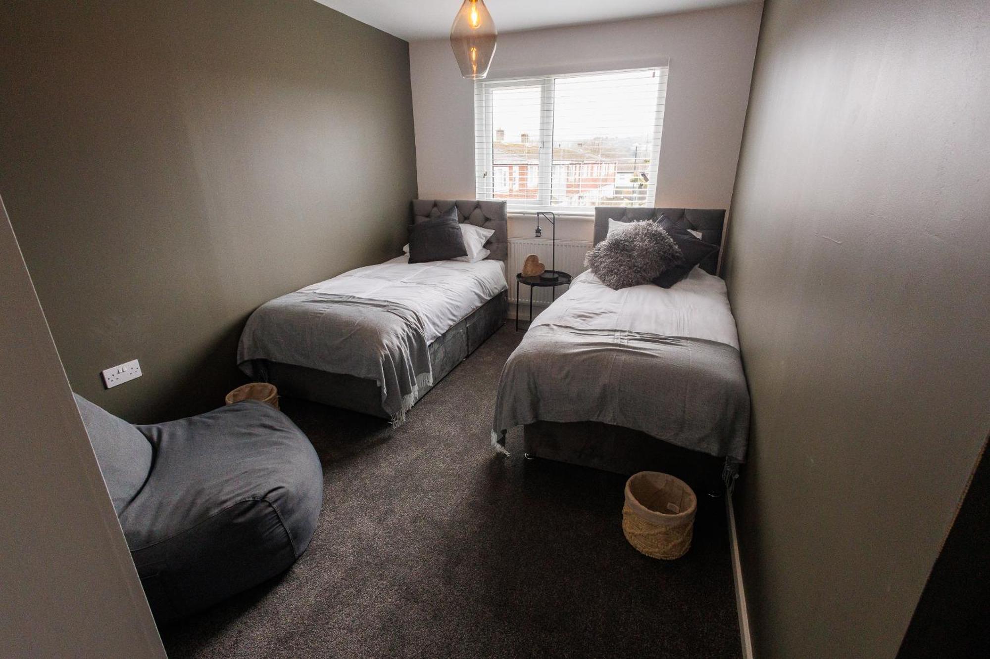 Uber Stylish 3 Bedroom Home Off Road Parking Near Town Centre And Bike Park Wales Merthyr Tydfil Exteriör bild